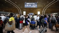 Aksi ini menyebabkan penerbangan dari bandara Charles de Gaulle di Paris dan bandara lainnya di Prancis mengalami gangguan.