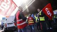 Tampak para pekerja pekerja di Bandara Roissy, Prancis, melakukan aksi mogok kerja, Jumat (1/7).
