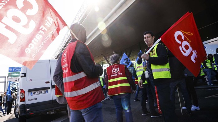 France Airport Strike Unionists strikers demonstrate outside a terminal Friday, July 1, 2022 at Roissy airport, north of Paris. Flights from Charles de Gaulle airport in Paris and other French airports faced disruptions Friday as airport workers held a strike and protests to demand salary hikes to keep up with inflation. It's the latest trouble to hit global airports this summer, as travel resurges after two years of virus restrictions. (AP Photo/ Thomas Padilla)