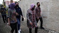 Mensos Tri Rismaharini berjalan menuju lokasi pemakaman.
