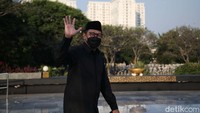 Mantan Menteri Agama Lukman Hakim melambaikan tangan kepada wartawan.