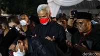 Pemakaman itu tampak dihadiri sejumlah pejabat negara. Salah satunya Gubernur Jawa Tengah Ganjar Pranowo.