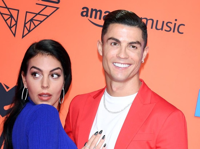 Georgina Rodriguez dan Cristiano Ronaldo SEVILLE, SPAIN - NOVEMBER 03: Georgina Rodriguez and Cristiano Ronaldo attend the MTV EMAs 2019 at FIBES Conference and Exhibition Centre on November 03, 2019 in Seville, Spain. (Photo by Andreas Rentz/MTV 2019/Getty Images for MTV)