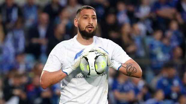 STRASBOURG, FRANCE - APRIL 29: Goalkeeper of PSG Gianluigi Donnarumma during the Ligue 1 Uber Eats match between RC Strasbourg Alsace (RCSA) and Paris Saint-Germain (PSG) at Stade de la Meinau on April 29, 2022 in Strasbourg, France. (Photo by John Berry/Getty Images)
