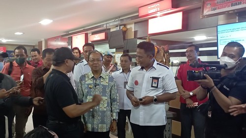 Gubernur Bali Wayan Koster meninjau Unit Pelaksana Tugas Daerah (UPTD) Pelayanan Pajak dan Retribusi Daerah (PPRD) Provinsi Bali di Kota Denpasar, Jumat (1/7/2022).