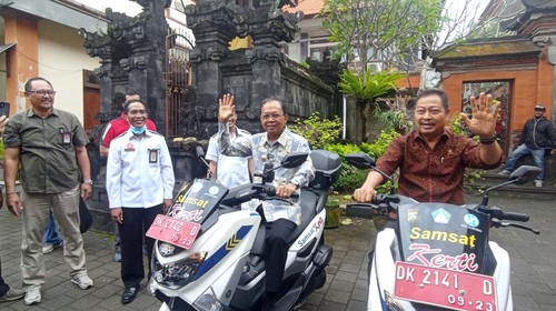 Gubernur Bali Wayan Koster pelaksanaan relaksasi berupa penghapusan atau pemutihan denda pajak kendaraan bermotor di Unit Pelaksana Tugas Daerah (UPTD) Pelayanan Pajak dan Retribusi Daerah (PPRD) Provinsi Bali di Kota Denpasar, Jumat (1/7/2022)