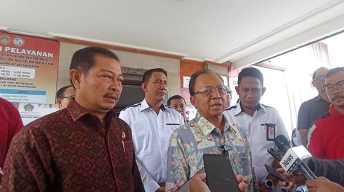 Gubernur Bali Wayan Koster ketika ditemui sejumlah jurnalis saat meninjau Unit Pelaksana Tugas Daerah (UPTD) Pelayanan Pajak dan Retribusi Daerah (PPRD) Provinsi Bali di Kota Denpasar, Jumat (1/7/2022).