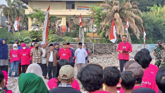 Gubernur DKI Jakarta Anies Baswedan di lokasi revitalisasi permukiman warga korban kebakaran Pasar Gembrong (dok.ist)