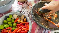 Pembeli bisa request tingkat kepedasan di sini. Ada juga pilihan bumbu gado-gado gurih manis untuk yang suka.