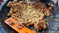 Semua bumbu gado-gado diulek sendiri oleh Bu Mar di atas cobek kesayangannya yang sudah dipakai sejak pertama kali berjualan.