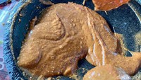 Cita rasa lezat bumbu gado-gado di sini adalah karena dibuat dengan kacang mete. Campuran antara kacang tanah dan kacang mete dengan komposisi masing-masing 50%.