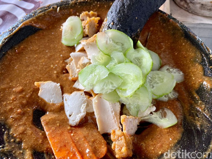 Gurih Mlekoh! Gado-gado Bu Mar yang Jadi Langganan Artis hingga Dokter Gurih Mlekoh! Gado-gado Bu Mar yang Jadi Langganan Artis hingga Dokter