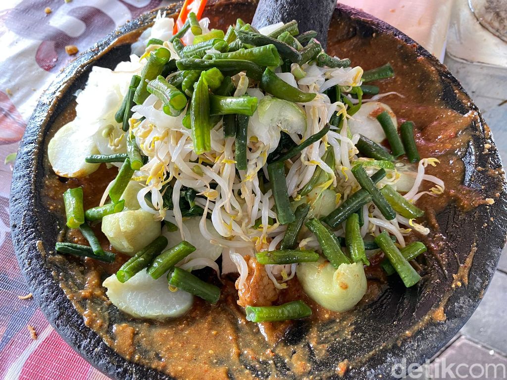 Gurih Mlekoh! Gado-gado Bu Mar yang Jadi Langganan Artis hingga Dokter