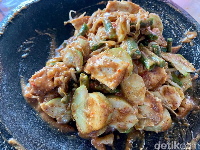 Gurih Mlekoh! Gado-gado Bu Mar yang Jadi Langganan Artis hingga Dokter