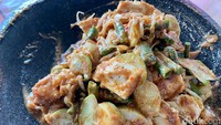 Bu Mar menjajakan gado-gado dalam 2 harga yaitu Rp 40 ribu dan Rp 50 ribu. Perbedaannya ada pada ukuran. 