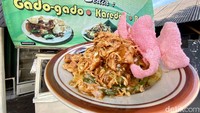 Bu Mar mengatakan usaha gado-gadonya berawal dari iseng dan ketidaksengajaan. Saat dirinya nganggur, ia coba berjualan gado-gado yang ternyata racikannya disukai orang-orang.