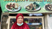 Penjualnya adalah Bu Maryani yang mengaku entah mengapa nama usahanya jadi Bu Maryanti di Google. Bu Mar, sapaan akrabnya, berjualan gado-gado sejak 1980. 