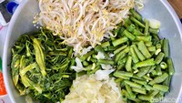 Isian Gado-gado Portal Bu Maryanti cukup lengkap. Ada kangkung, kol, toge, dan kacang panjang. Ia juga menambahkan irisan tahu China nan lembut dan tempe goreng yang gurih empuk.