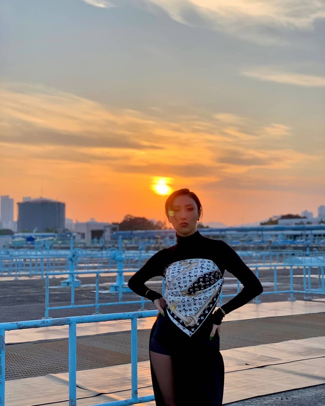 Di tengah cuaca dingin Hwasa MAMAMOO memilih outfit mamba dengan memakai turtle neck hitam, rok pendek, dengan stocking hitam. Namun dia menambahkan scarf dari Louis Vuitton sebagai fashion statement dan memakai gelang rantai yang selaras dengan motifnya. Foto: dok. Instagram @_mariahwasa