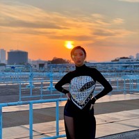 Di tengah cuaca dingin Hwasa MAMAMOO memilih outfit mamba dengan memakai turtle neck hitam, rok pendek, dengan stocking hitam. Namun dia menambahkan scarf dari Louis Vuitton sebagai fashion statement dan memakai gelang rantai yang selaras dengan motifnya. Foto: dok. Instagram @_mariahwasa