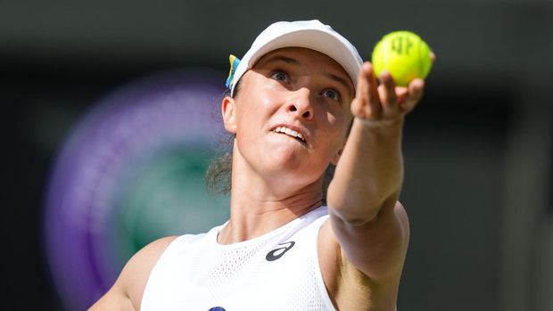 LONDON, ENGLAND - JUNE 30: Iga Swiatek of Poland serves in the Women's Singles Second Round Match against Lesley Pattinama Kerkhove of Netherlands during day four of The Championships Wimbledon 2022 at All England Lawn Tennis and Croquet Club on June 30, 2022 in London, England. (Photo by Shi Tang/Getty Images)