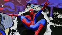 Karya seni instalasi Spider-Man menghiasi ruangan pameran seni Spider-Man. Foto: Getty Images/Jerod Harris