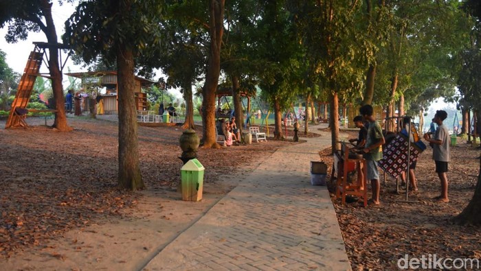 Ikon Baru Lamongan itu Bernama Taman Mahoni Kendalfornia Jika sedang berada di Lamongan, detikers bisa menjadikan salah satu tempat wisata ini sebagai salah satu pilihan, seperti apa ya?