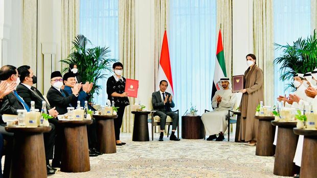 Presiden Joko Widodo dan Presiden Persatuan Emirat Arab (PEA) Sheikh Mohamed bin Zayed bin Sultan Al Nahyan menyaksikan pertukaran dokumen IUAE-CEPA (Indonesia-United Arab Emirates Comprehensive Economic Partnership Agreement) yang telah disepakati kedua negara di Istana Al Shatie, Abu Dhabi, 1 Juli 2022.