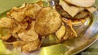 Chinglish Muffin (Rp 69.000) ini tak boleh sampai ketinggalan. Seperti English Muffin lainnya, hanya saja diberikan tambahan pangsit goreng dan coleslaw. Foto: detikFood/Yenny Mustika Sari