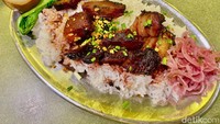 Menu nasi campur atau BBQ Rice wajib dicoba. Kami memesan seporsi Smoked Beef Char Siu BBQ Rice (Rp 79.000). Foto: detikFood/Yenny Mustika Sari