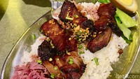 Meski penampilannya seperti nasi campur non halal, menu ini disajikan dengan daging sapi yang diolah dengan bumbu char siu atau saus ala Iron Fist. Foto: detikFood/Yenny Mustika Sari