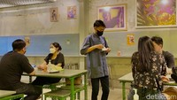 selain kontemporer, Iron Fist juga mengusung gaya unfinished industrial. Begini suasana di dalam restoran. Foto: detikFood/Yenny Mustika Sari