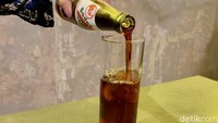 Kalau ingin minum yang menyegarkan dengan sensasi tradisional, bisa cicip soda Badak. Kamu bisa menikmatinya dengan segelas es batu. Foto: detikFood/Yenny Mustika Sari