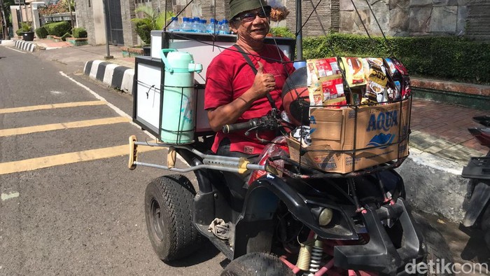 Meski ditopang satu kaki, Iyus Yusuf (60) pedagang kopi di Kota Sukabumi tetap semangat menjalani hari