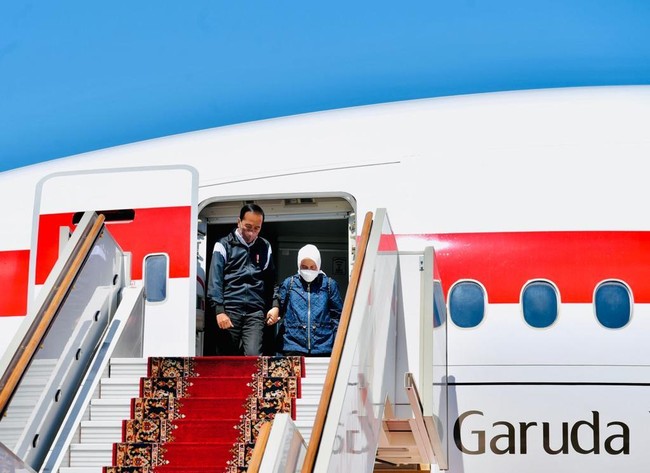 Iriana Joko Widodo ikut mendampingi Presiden Joko Widodo dalam lawatan misi perdamaian ke Ukraina dan Rusia. Berbeda dari kunjungan kenegaraan biasanya, Iriana memilih tampilan yang kasual alih-alih kebaya. (Foto: Anadolu Agency via Getty Images)