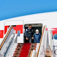 Iriana Joko Widodo ikut mendampingi Presiden Joko Widodo dalam lawatan misi perdamaian ke Ukraina dan Rusia. Berbeda dari kunjungan kenegaraan biasanya, Iriana memilih tampilan yang kasual alih-alih kebaya. (Foto: Anadolu Agency via Getty Images)