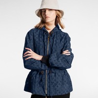 Di situs Louis Vuitton Inggris, produk ini dideskripsikan sebagai luaran yang memadukan estetika gaya klasik dan sporty yang ditonjolkan lewat kombinasi bahan nylon dengan brokat Inggris bermotif monogram LV. (Foto: Dok. Louis Vuitton UK)