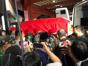 Momen Jenazah Tjahjo Kumolo Diberangkatkan Menuju KemenPAN-RB
