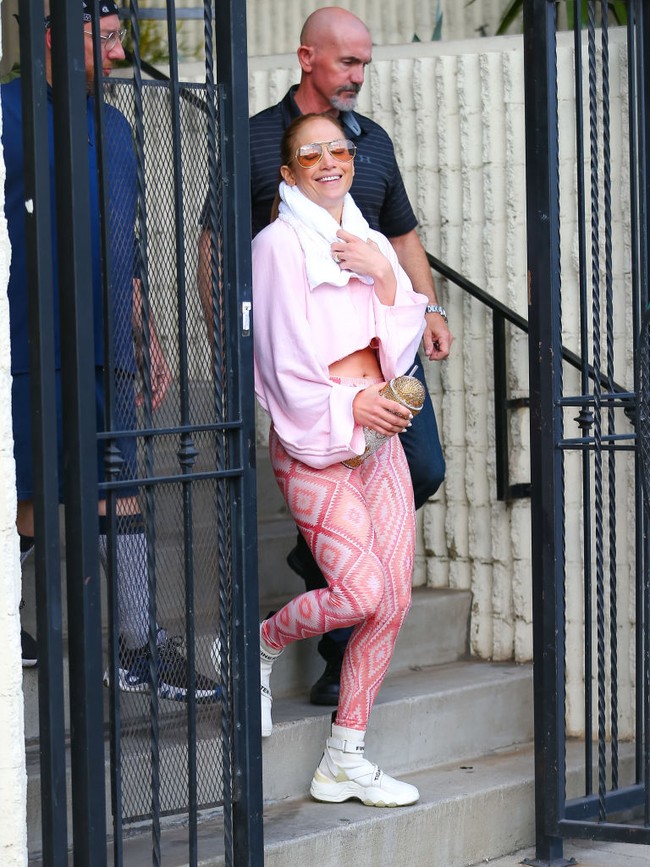 Ibu dua anak itu mengenakan crop top dan legging saat akan olahraga di gym di kawasan Los Angeles, Amerika Serikat. Foto: Getty Images