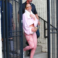 Ibu dua anak itu mengenakan crop top dan legging saat akan olahraga di gym di kawasan Los Angeles, Amerika Serikat. Foto: Getty Images