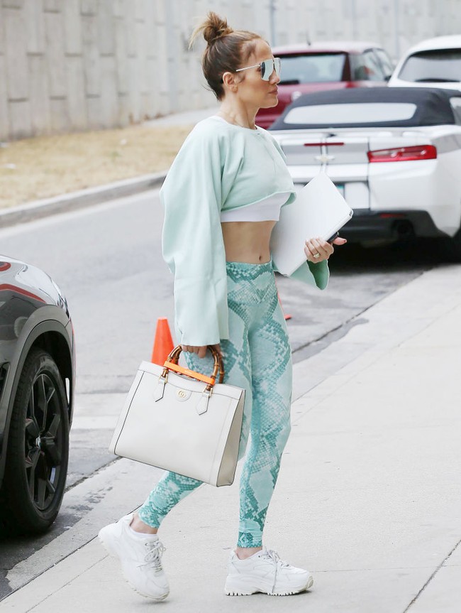 “Kami menggabungkan cardio, plyometrics, full-body, dan olahraga yang berpusat pada bagian tubuh core serta lower. Kami melakukannya dengan intens dan dia benar-benar serius saat melakukannya,” ujar David Kirsch kepada Vogue.  Foto: Getty Images