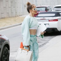 “Kami menggabungkan cardio, plyometrics, full-body, dan olahraga yang berpusat pada bagian tubuh core serta lower. Kami melakukannya dengan intens dan dia benar-benar serius saat melakukannya,” ujar David Kirsch kepada Vogue.  Foto: Getty Images