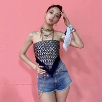 Jisoo BLACKPINK ikut meramaikan tren ini saat syuting video klip lagu ‘Ice Cream’. Dia memadukan scarf keluaran DIOR sebagai atasan dengan denim jeans pendek. Selain menumpuk kalung, Jisoo juga mengikat scarf putih di pergelangan tangannya. Foto: dok. Instagram @sooyaaa__