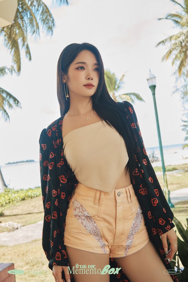 Jisun fromis_9 memakai scarf sebagai atasan saat pemotretan album ‘From Our Memento Box’. Scarf berwarna krem itu dipadukannya dengan denim jeans pendek berwarna senada dan blouse panjang sebagai outer. Kira-kira Jisun termasuk cewek bumi atau mamba ya?Foto: dok. Off The Record Entertainment