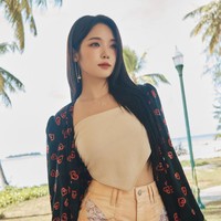 Jisun fromis_9 memakai scarf sebagai atasan saat pemotretan album ‘From Our Memento Box’. Scarf berwarna krem itu dipadukannya dengan denim jeans pendek berwarna senada dan blouse panjang sebagai outer. Kira-kira Jisun termasuk cewek bumi atau mamba ya?Foto: dok. Off The Record Entertainment