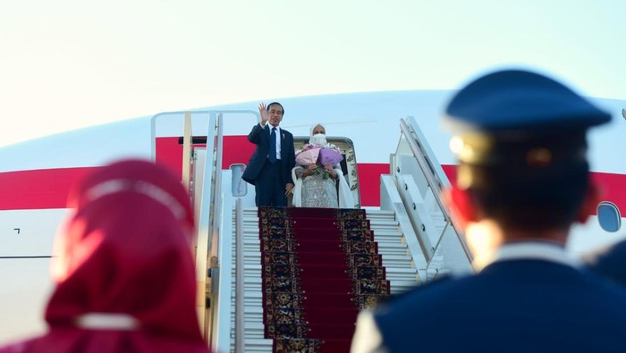 Jokowi Bertolak ke Abu Dhabi Jokowi Bertolak ke Abu Dhabi