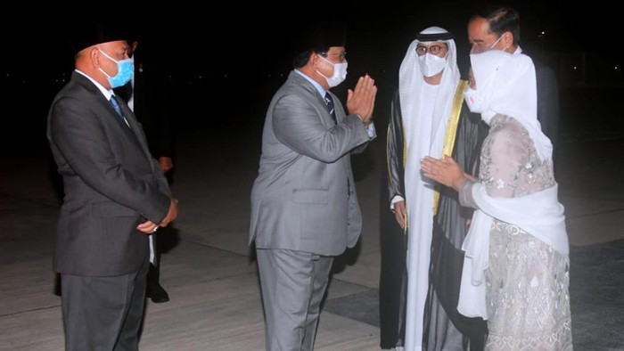 Jokowi lanjutkan kunjungan tiba di Bandar Udara Internasional Abu Dhabi. (Muchlis Jr - Biro Pers Sekretariat Presiden) Jokowi lanjutkan kunjungan tiba di Bandar Udara Internasional Abu Dhabi. (Muchlis Jr - Biro Pers Sekretariat Presiden)