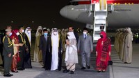 Jokowi tiba di Abu Dhabi pada Jumat (1/7/2022) sekitar pukul 02.15 waktu setempat. Turun dari pesawat, Jokowi dan Iriana Jokowi disambut Menteri Energi dan Infrastruktur UEA Suhail Mohammed Al Mazroei.  (Muchlis Jr - Biro Pers Sekretariat Presiden)