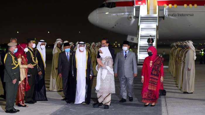 Jokowi lanjutkan kunjungan tiba di Bandar Udara Internasional Abu Dhabi.  (Muchlis Jr - Biro Pers Sekretariat Presiden)