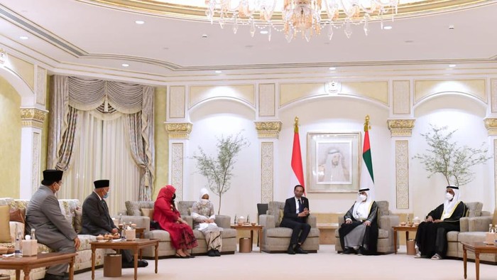 Jokowi lanjutkan kunjungan tiba di Bandar Udara Internasional Abu Dhabi.  (Muchlis Jr - Biro Pers Sekretariat Presiden)